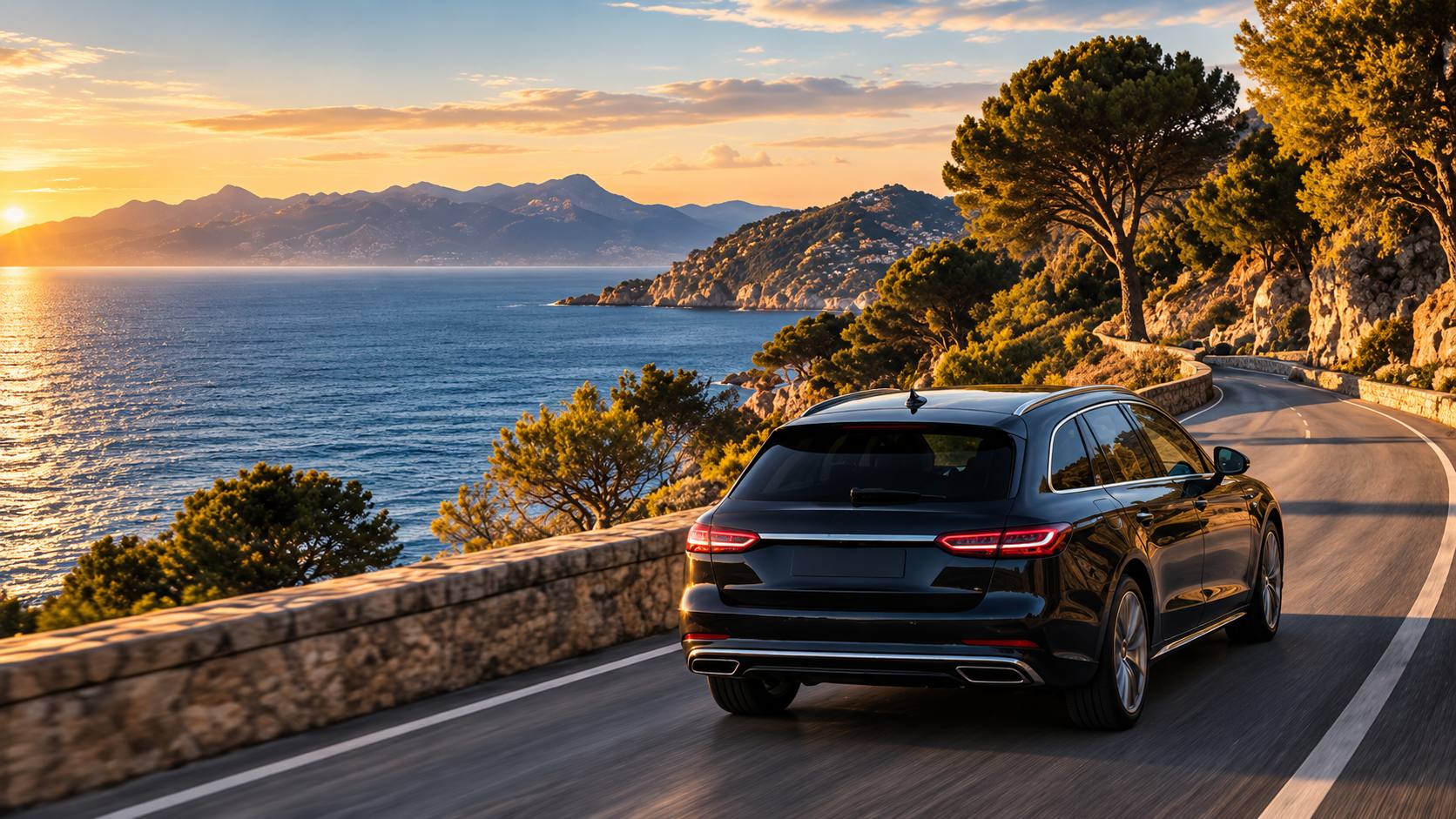 Premium auto op een kustroute in Zuid-Europa voor persoonlijk autovervoer